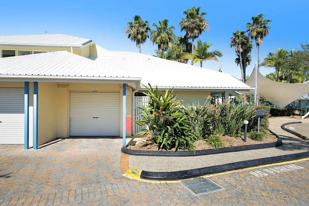 Diamond Beach 3 Bedroom Poolside Apartment - 34