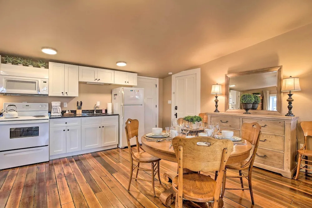 Chic Main Street Retreat < 7 Mi to KY Horse Park!