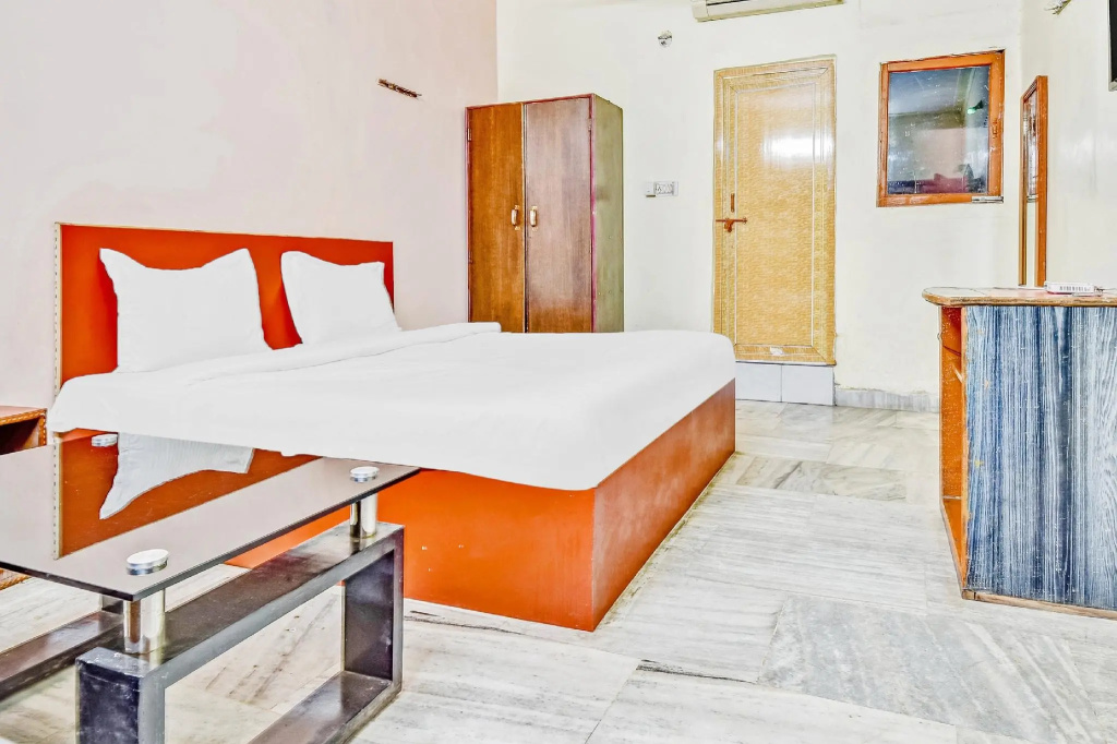Capital O Honey Hotel