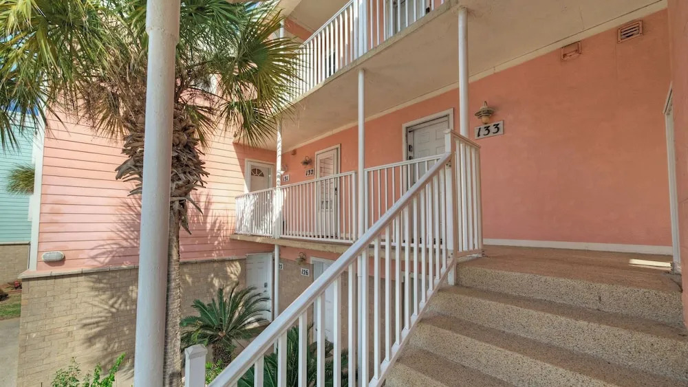 Ocean View Efficiency by Avantstay Walk to Beach + Boardwalk + Golf Cart Zone 2 Pools + Pickleball Access