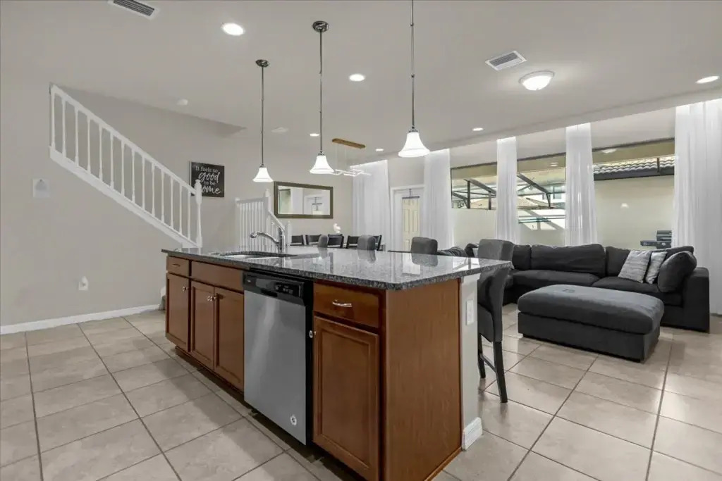 5 Bd 45 Ba Windsor At Westside 8917 Sa