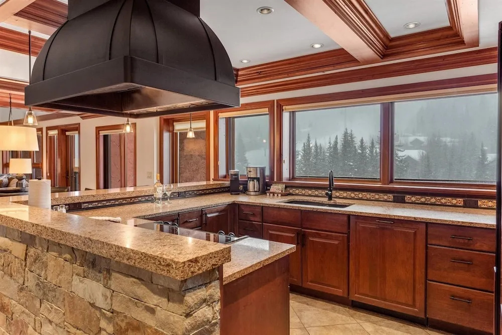 Exclusive 4 Bedroom Ski In, Ski Out Vacation Rental With Hot Tubs And Heated Outdoor Pool In Lionshead Village