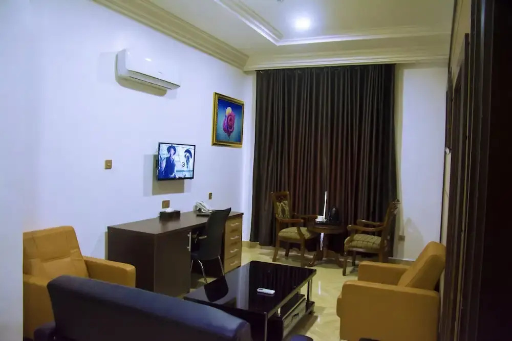 Immaculate Diamond Hotel & Apartments