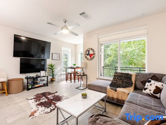 Riverwalk & Pool View Condo • Pets & Free Parking