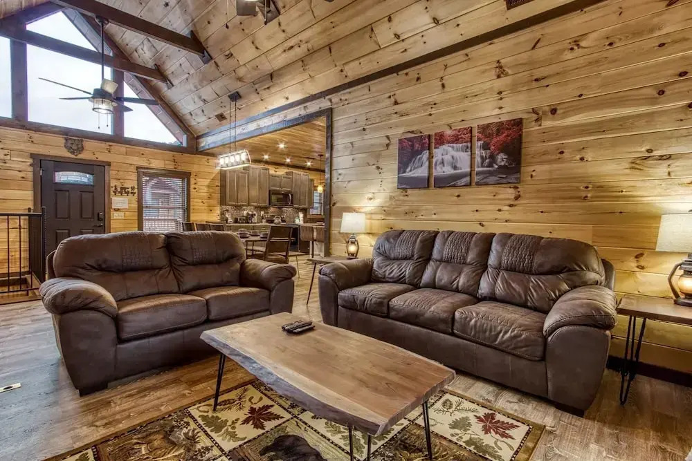 ERN823 - EAGLE FALLS - GREAT LOCATION WITH PRIVATE HEATED INDOOR POOL! CLOSE TO TOWN! cabin