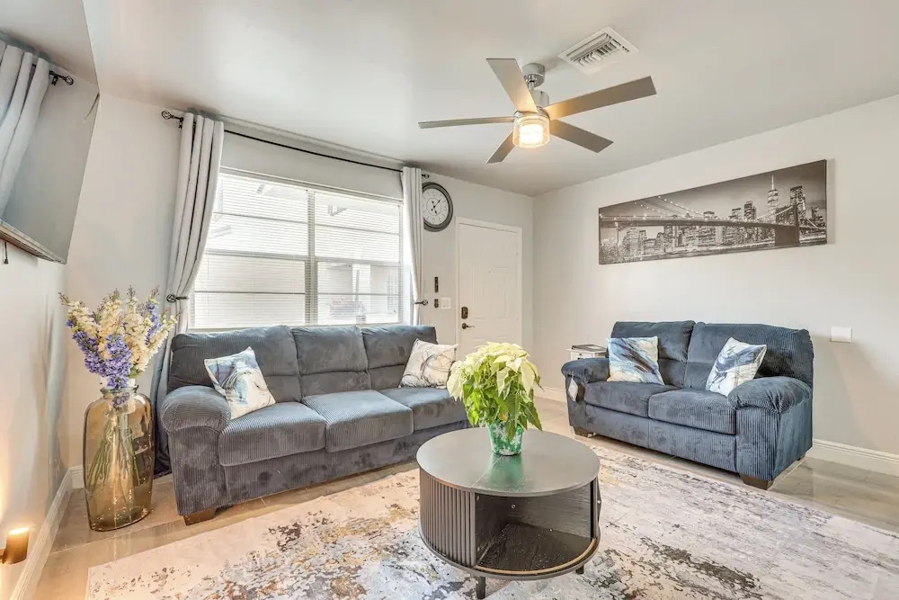 3 Mi to Port Everglades: Modern Getaway w/ Yard