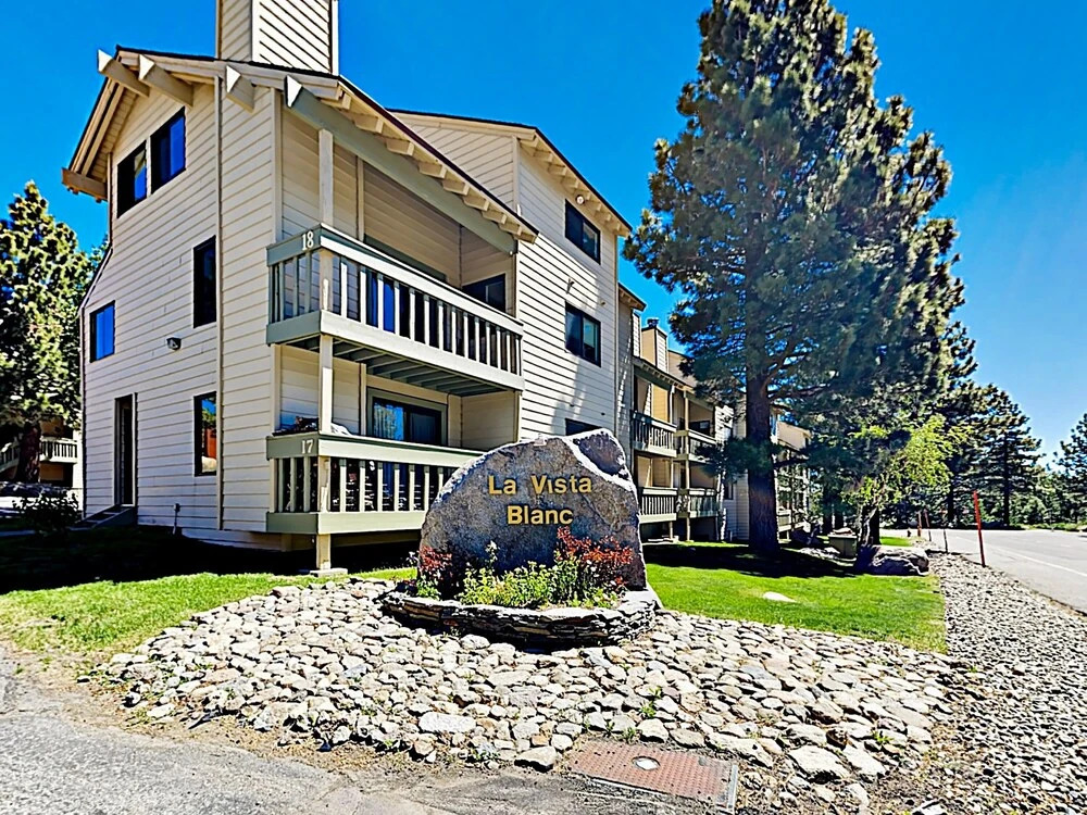 Mountain-view W/ Pool & Hot Tub, Near Skiing 2 Bedroom Condo