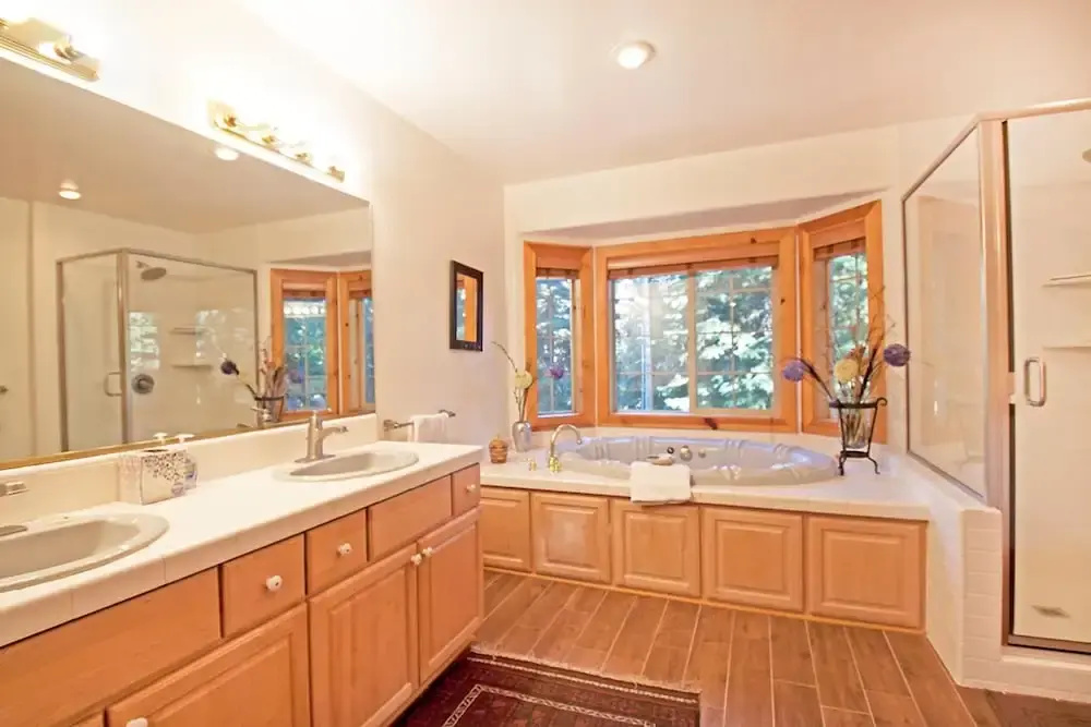 Griggs House - HOT TUB - Close to Tahoe City!