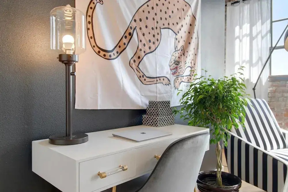 Stylish 2br/2ba Apt in Warehouse District by Domio