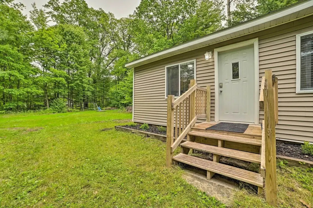 Vacation Rental In-between Houghton & Higgins Lake