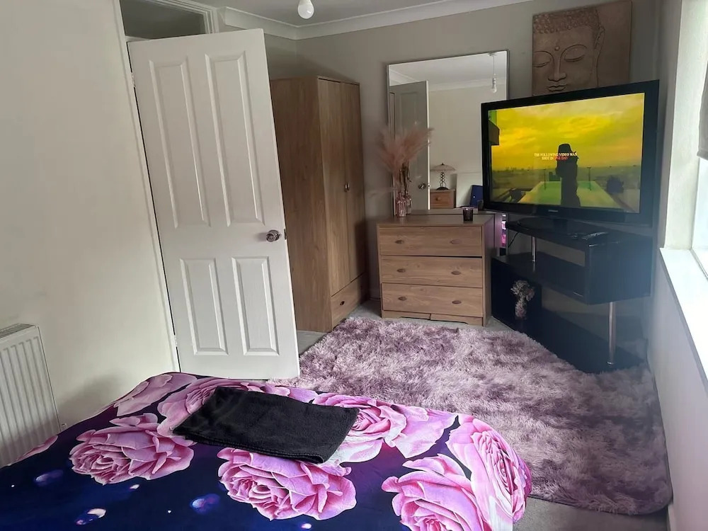 Spacious 2-bed Apartment in Hornchurch