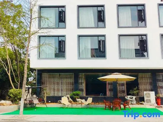 Tonglu Shuanglong No.1 Hotel (Yaolin Wonderland & OMG Heartbeat Paradise Branch)