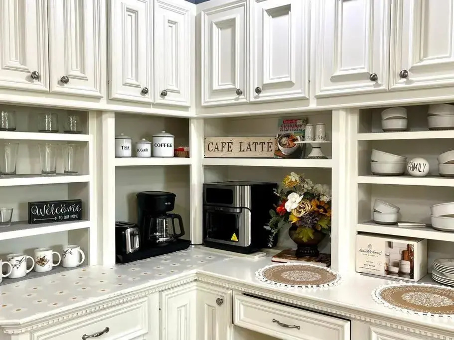 Beautiful traditional home*Modern updates*Guest suite B