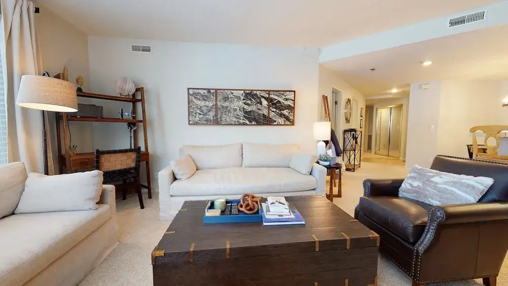 Silver Bear 21 Updated, Light and Bright, Walk to Canyon Lodge and Gondola by RedAwning