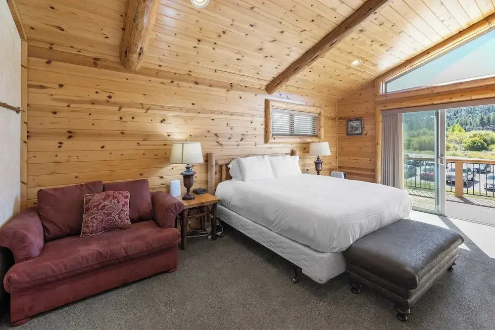 Hot Tub, Game Room, Large Deck w/ Mountain Views, 4bdr Paw Print by Avantstay
