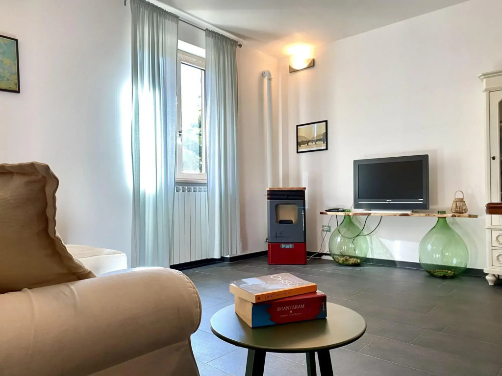 Apartment in villa, suitable for families, swimming pool, large outdoor spaces-Salice by Villa Rita