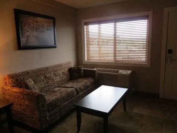 Shoreside Inn & Suites