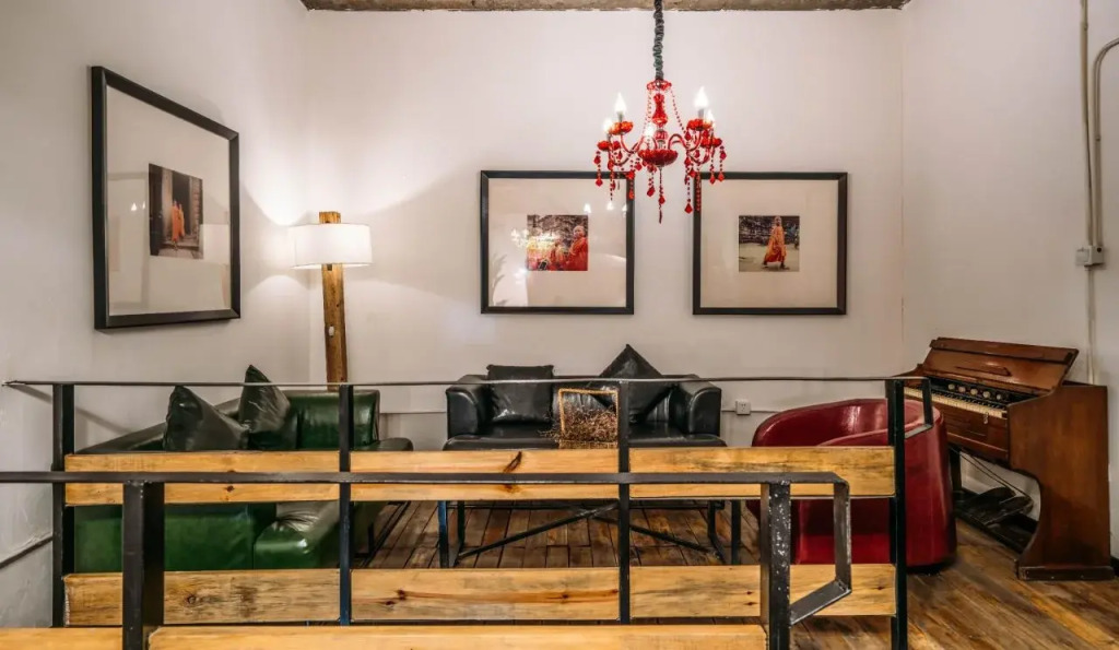 SONDERIA Lazybones Hostel