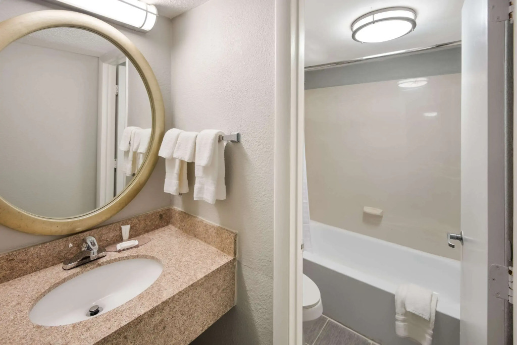 Clarion Pointe Indianapolis Northeast