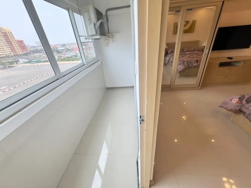 Stylish 1-bedroom Corner Condo Near Thepprasit Night Market -keha Condominium