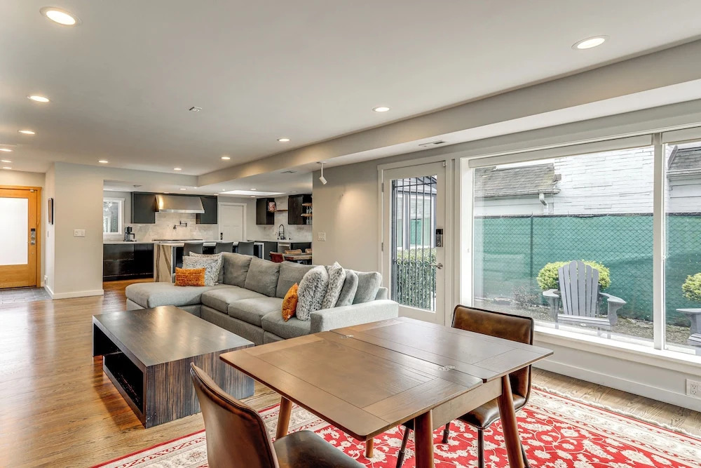 Modern Broadway Luxury: Spacious Seattle Home