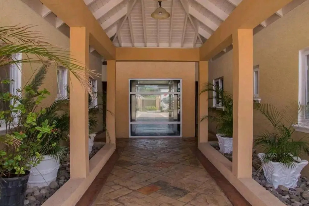Central Upscale New Kingston Apt with pool