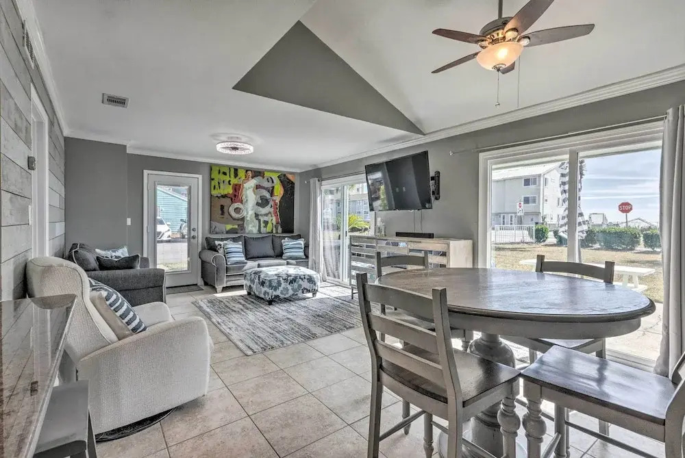 Vibrant Family Condo: 100 Feet to Private Beach!