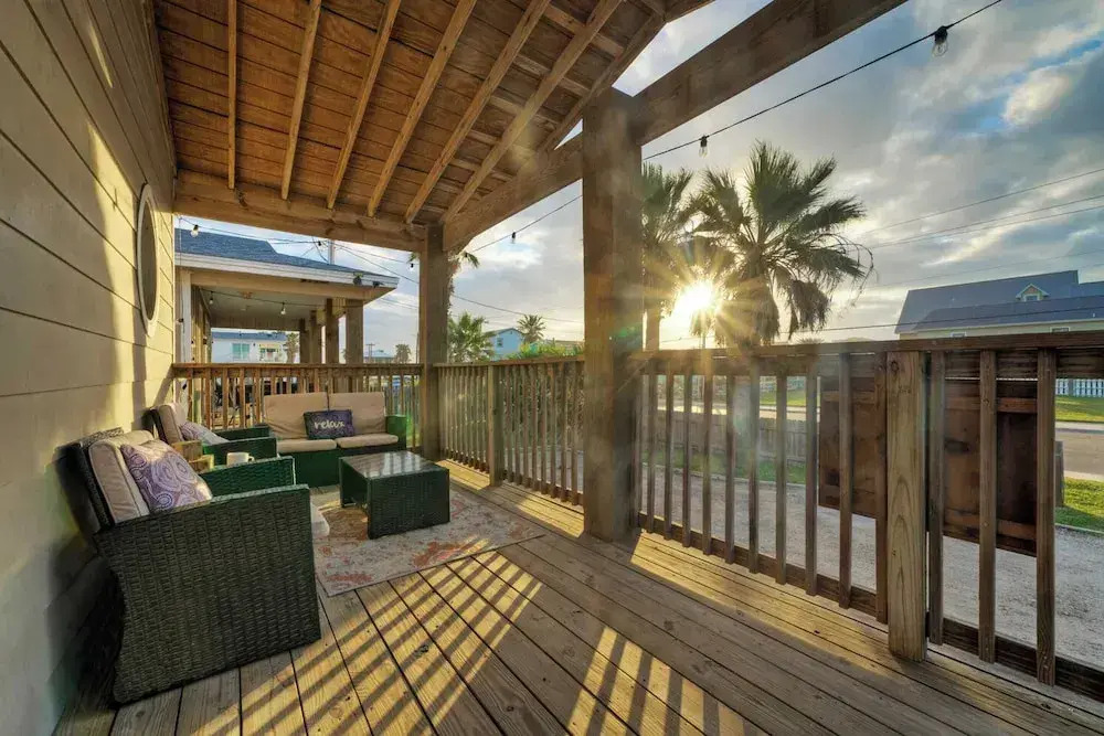Dual Port A Cottages 2 Complete Homes Walk to the Beach + Patio Fully-equipped Kitchens