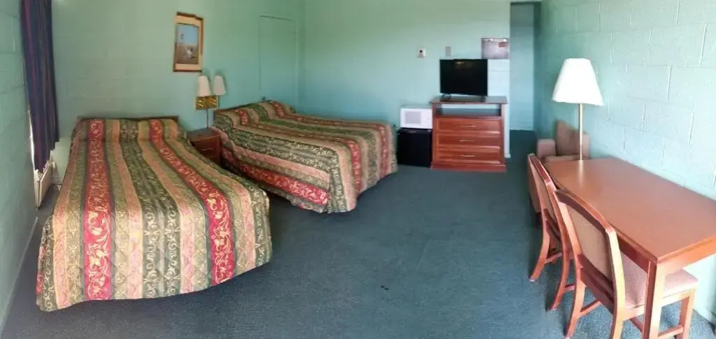 Holiday Host Motel