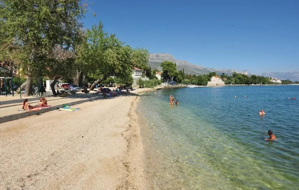 Spacious Apartment w Patio 40m From the Beach