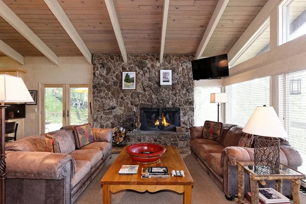 Beautiful 4br + Den W/ Hot Tub & Views - Near Slopes 4 Bedroom Home