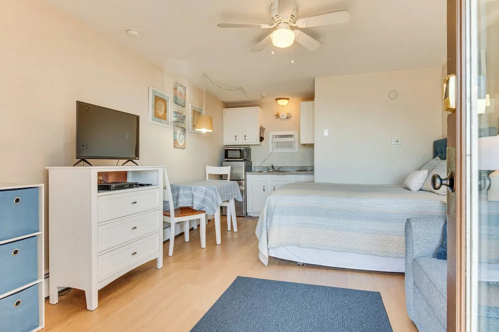 Old Orchard Beach Condo: Steps From the Beach