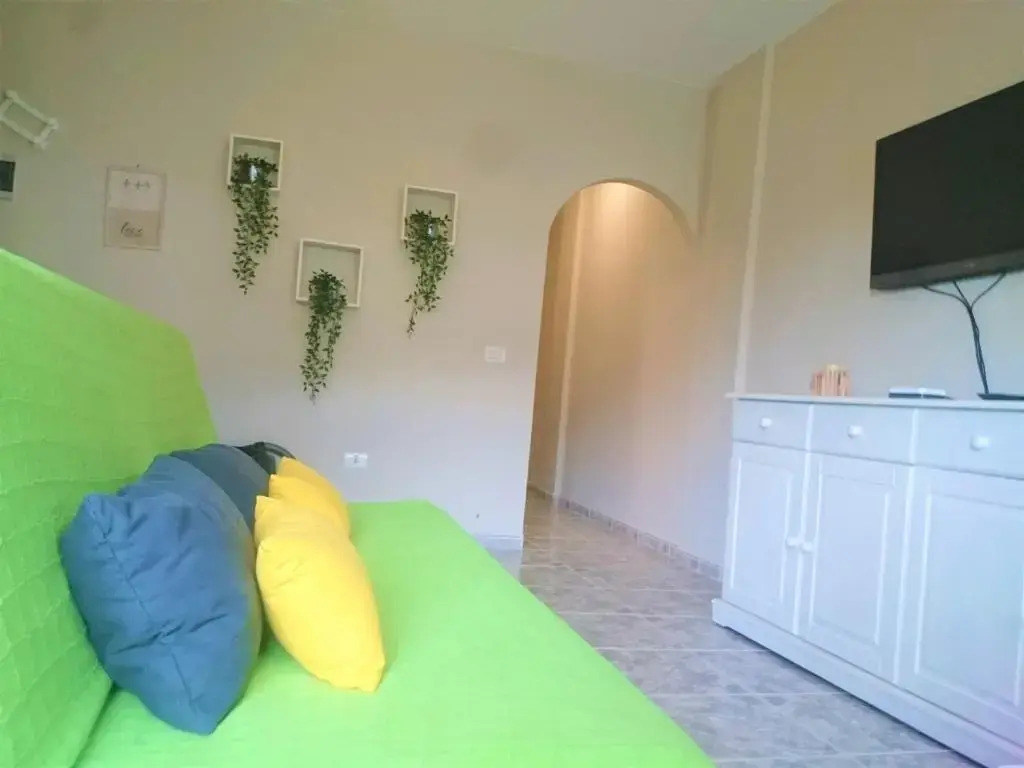 Bright spacious apartment, 2 min walk from beach