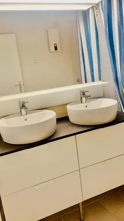 Ruim, lichtrijk appartement met groot terras uitstekend gelegen in De Panne