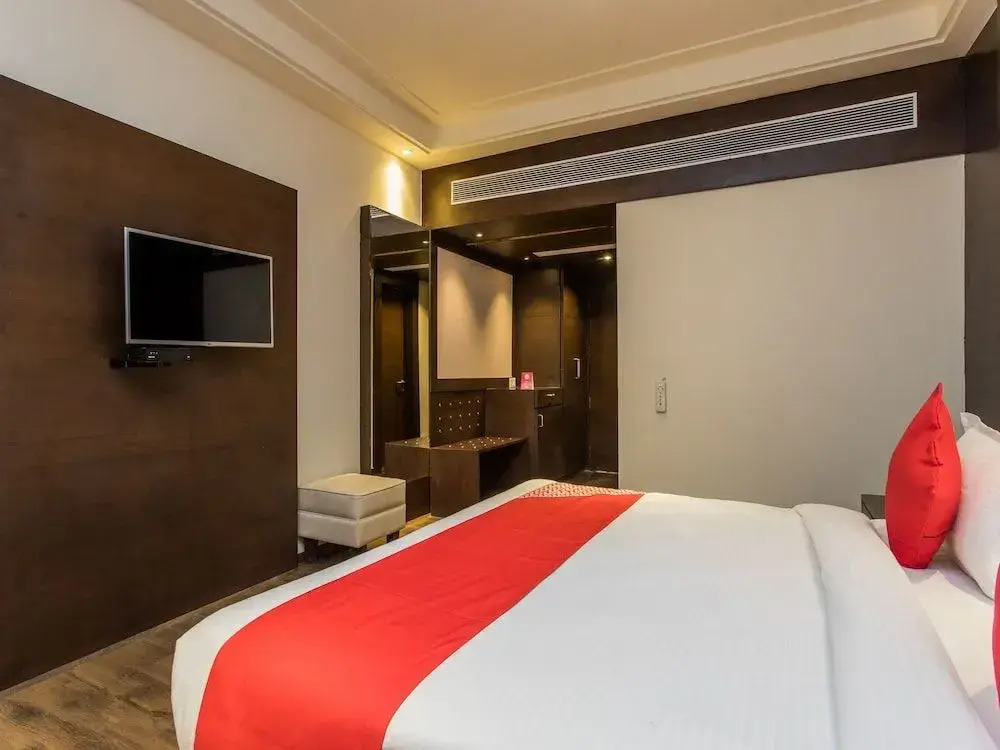 13104 Hotel 25 Hours