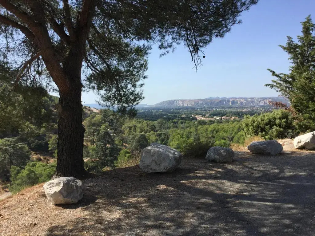 pretty gite with pool in cavaillon, beautiful view on the luberon mountains, 4 people