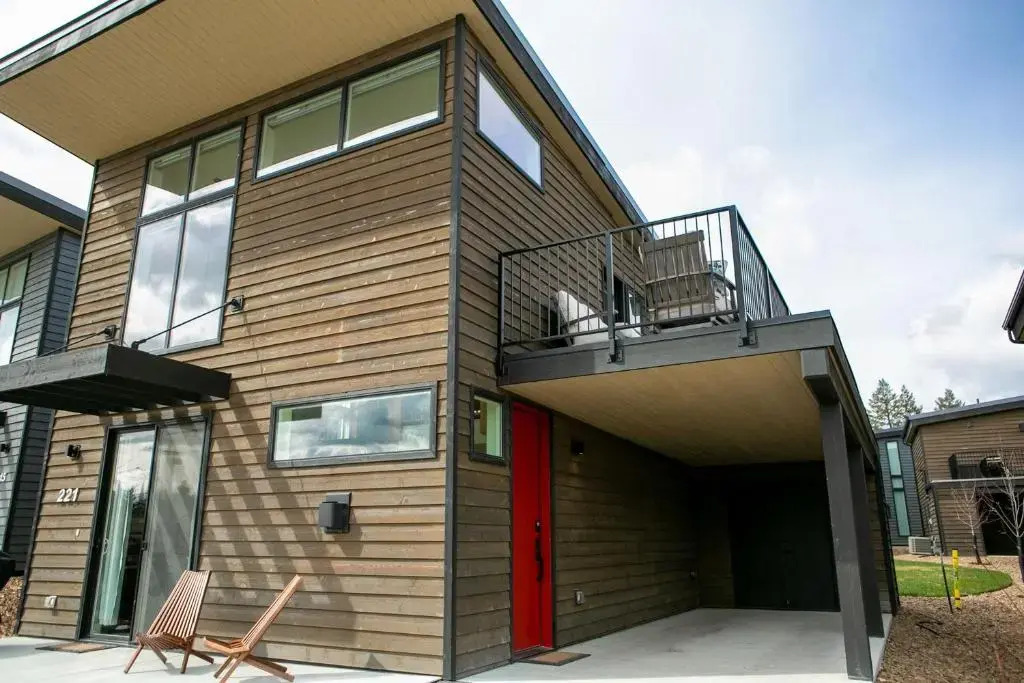 LUX Modern Chalet, Pool & Hot Tub, 10 Mins to the Mountain & Incredible Views