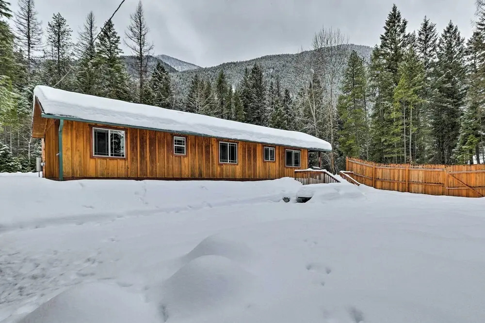 Hungry Horse Cabin: Deck, Fire Pit, Near Glacier!