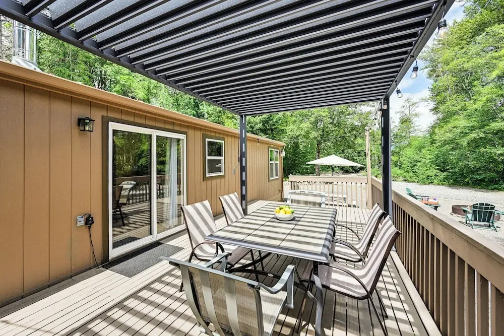 Gateway to Mt Rainier: Riverfront Haven w/ Hot Tub