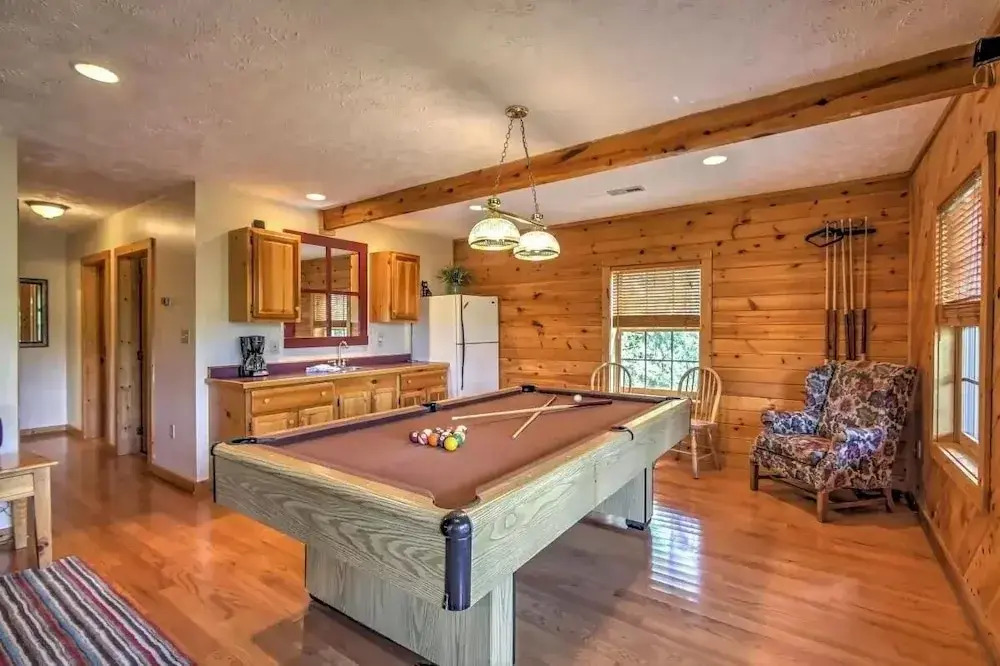 ER104 - R Tribes Treehouse - Great location - Close to town! cabin
