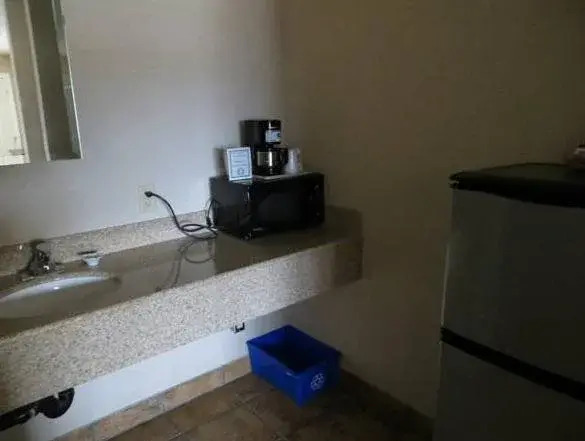 Shoreside Inn & Suites