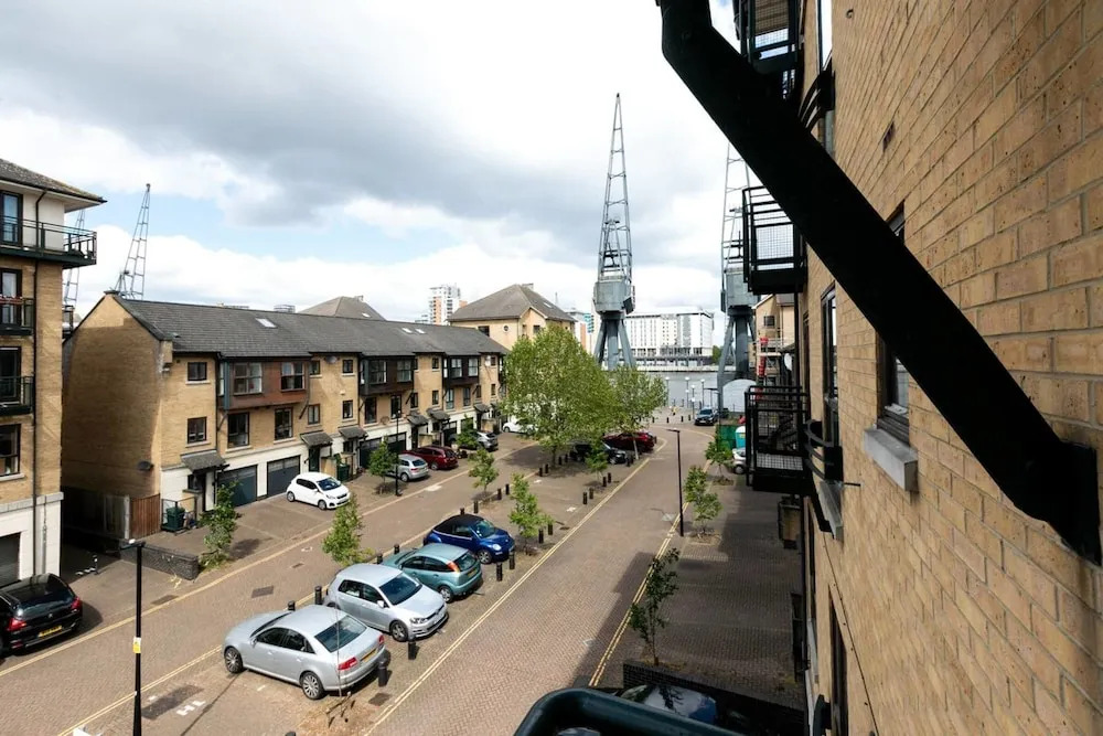 Modern 2 Bed, for up to 4, Excel/city Airport