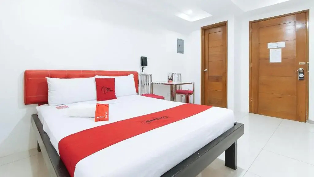 RedDoorz @ DBuilders Rooms Bangkal Makati