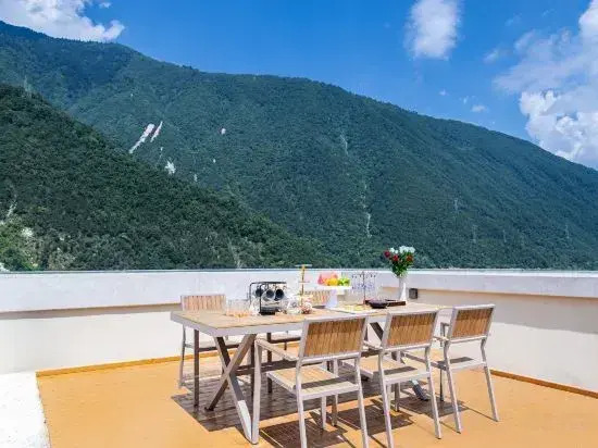 Wen Ruo Gongga No.1 Scenic Courtyard