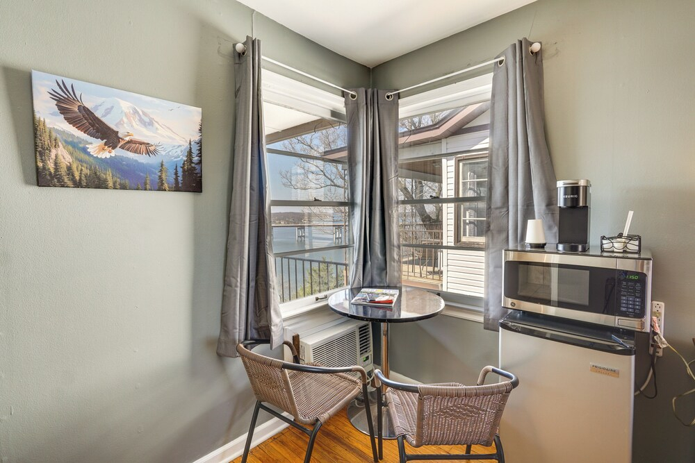 Unit 2: Pool, Lake & View! Studio By Bagnell Strip