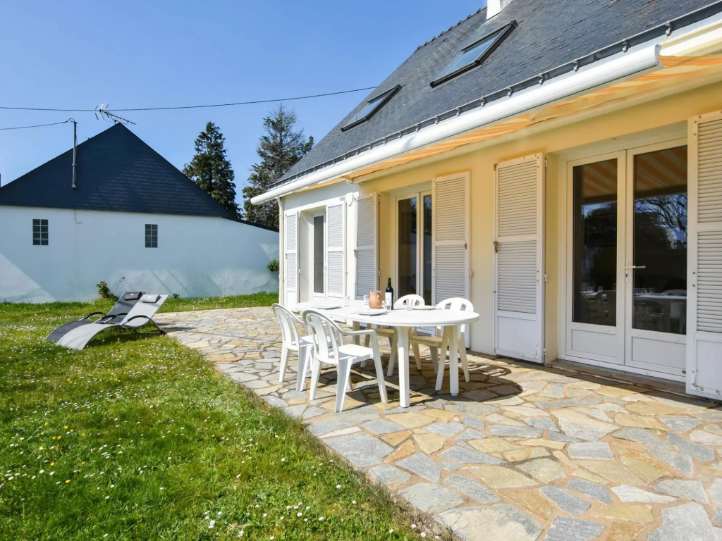 Serene Holiday Home in Pénestin, 300m from the beach