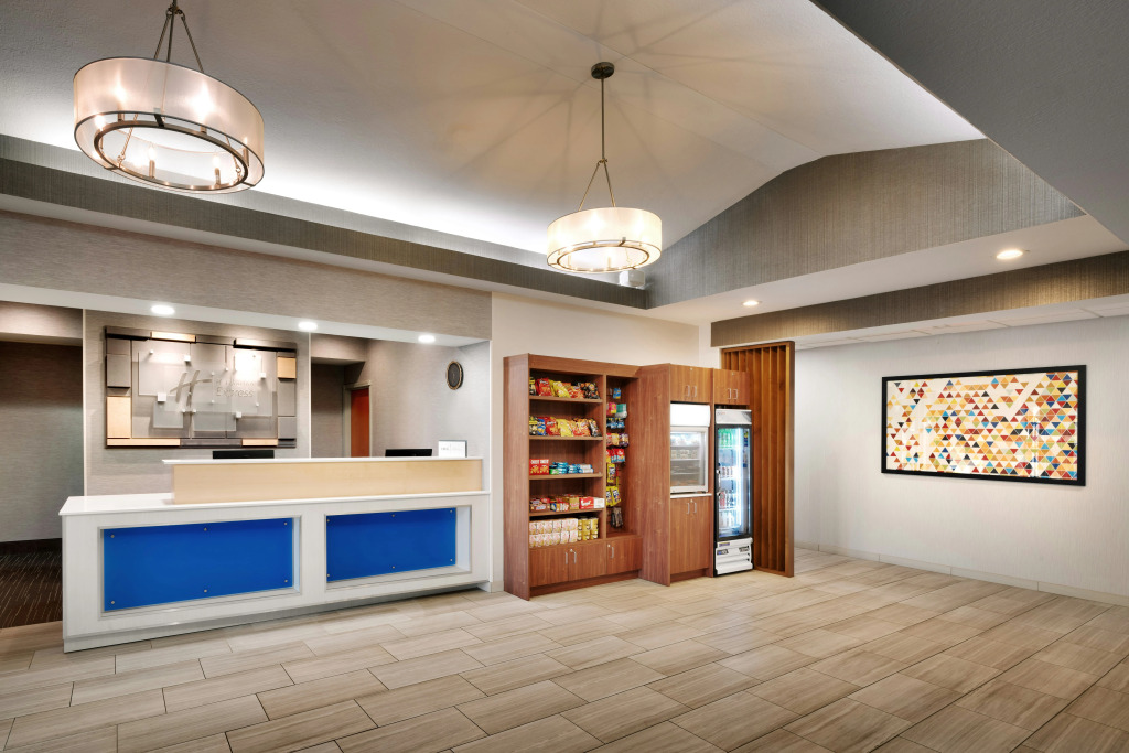 Holiday Inn Express & Suites Mitchell by IHG