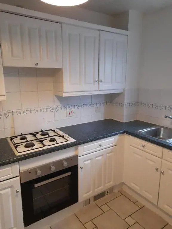 Comfortable 2 Bed Apartment 2nd Floor Contractors Families Close To City Centre Occasional Bed Available