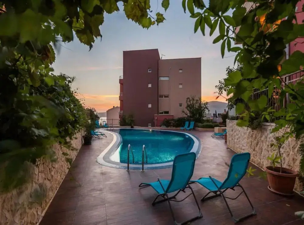 Elegant Hideaway Apartment With Pool
