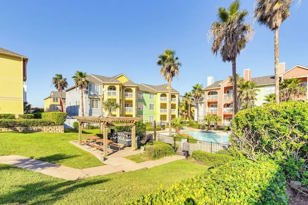 Walk to Babe's Beach! 3rd-floor Condo w/ Pool